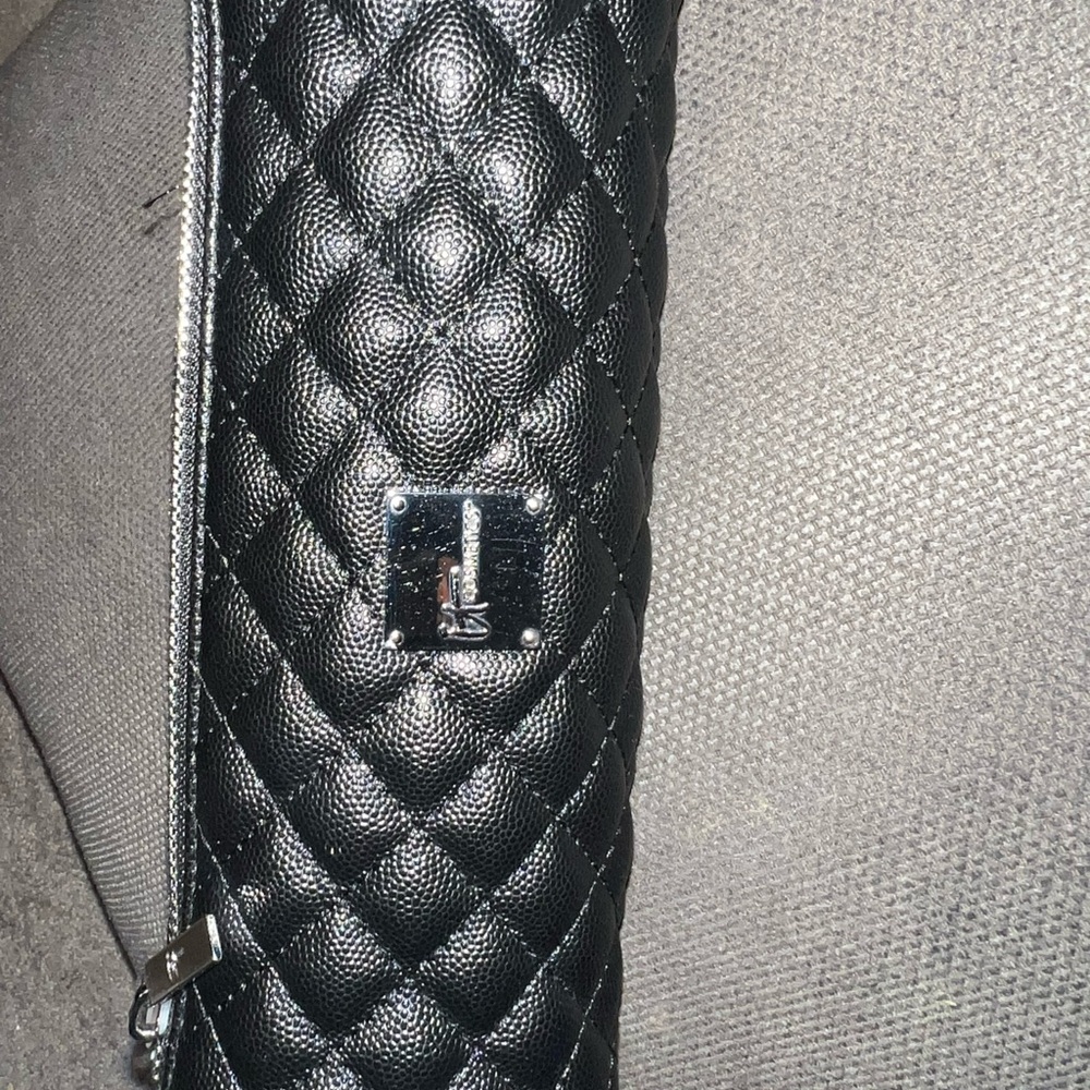 IT COSMETICS makeup bag (like new)